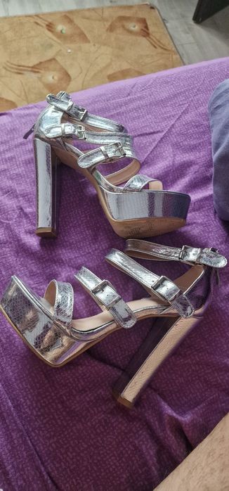 Vând sandale cu toc
