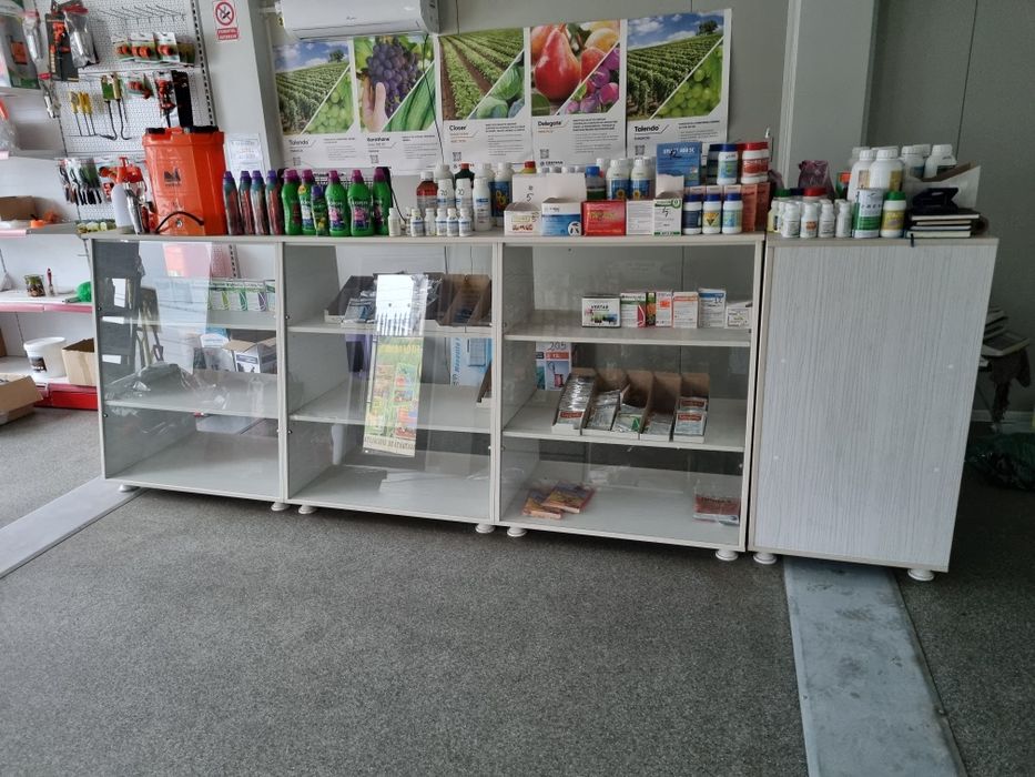 Vitrina magazin cu geam