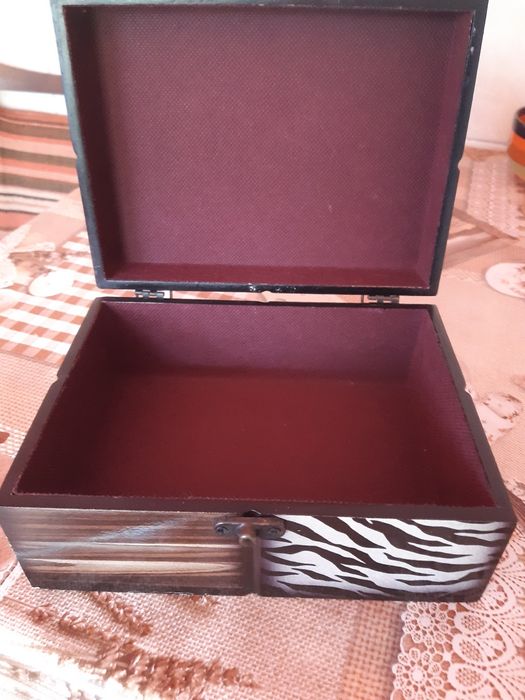 Vand cutii pt ornamente sau bijuterii