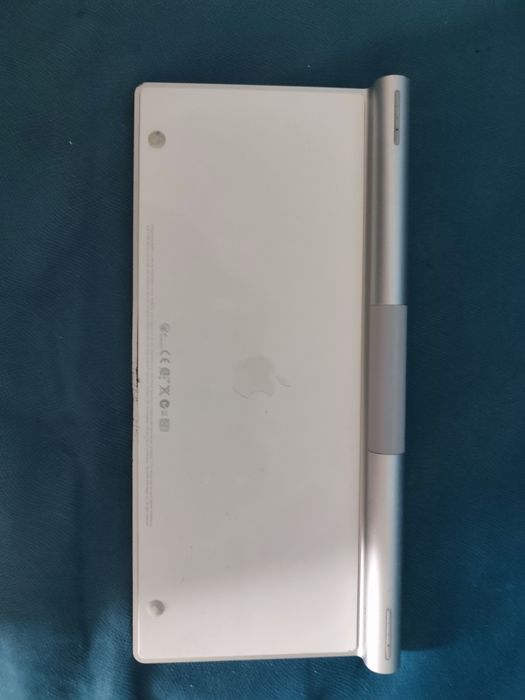 Vând urgent tastatură și mouse apple la 100 de lei