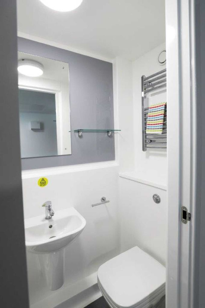 Дава се под наем Двустаен апартамент в София, Център - 55 кв.м за 387.6 € - Снимка #2