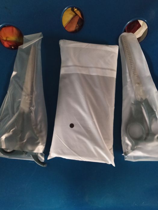 Pelerina pentru tuns plus foarfece