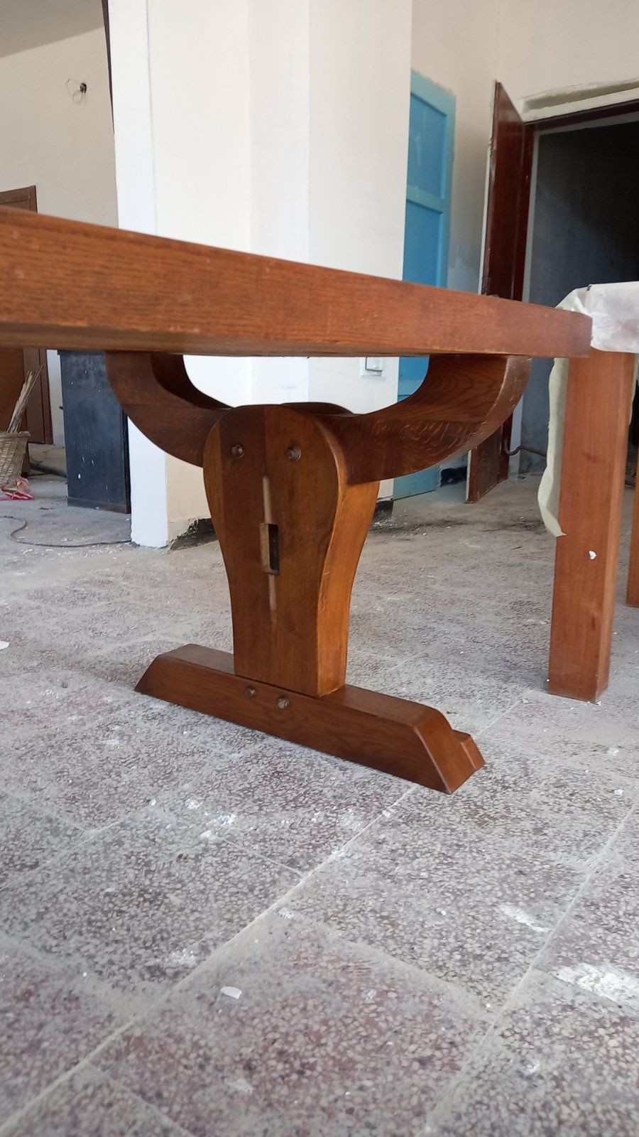 Голяма дървена маса