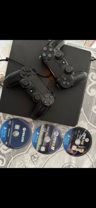 Ps4 + 2 manete și 3 jocuri gratis