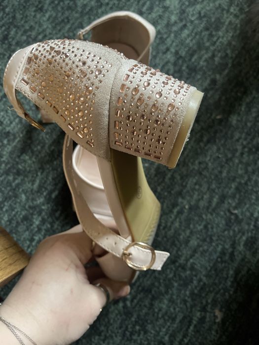 Ayollar oyoq kiyimlari