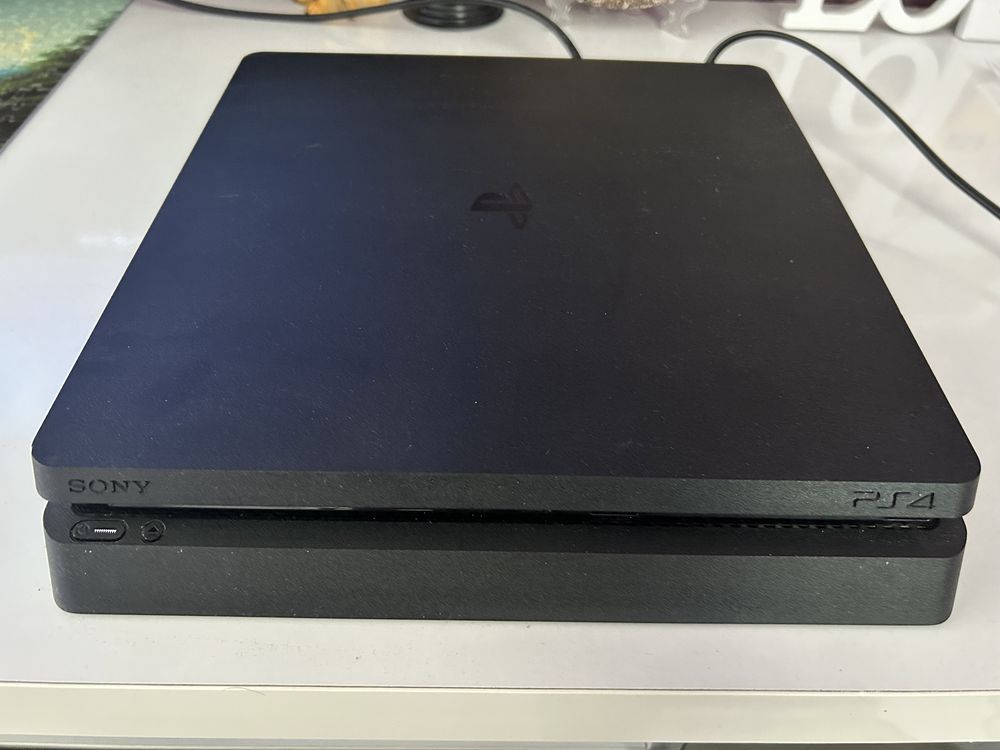 Ps 4 с много игри и два джойстика