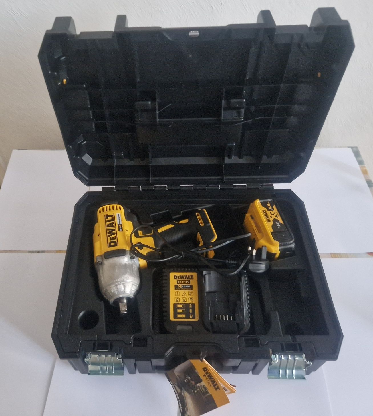 Продавам Акумулаторен Ударен Винтоверт с квадрат 1/2, Dewalt 899