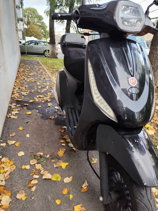 Scuter motor benzina, 49cc, model Barceloneta