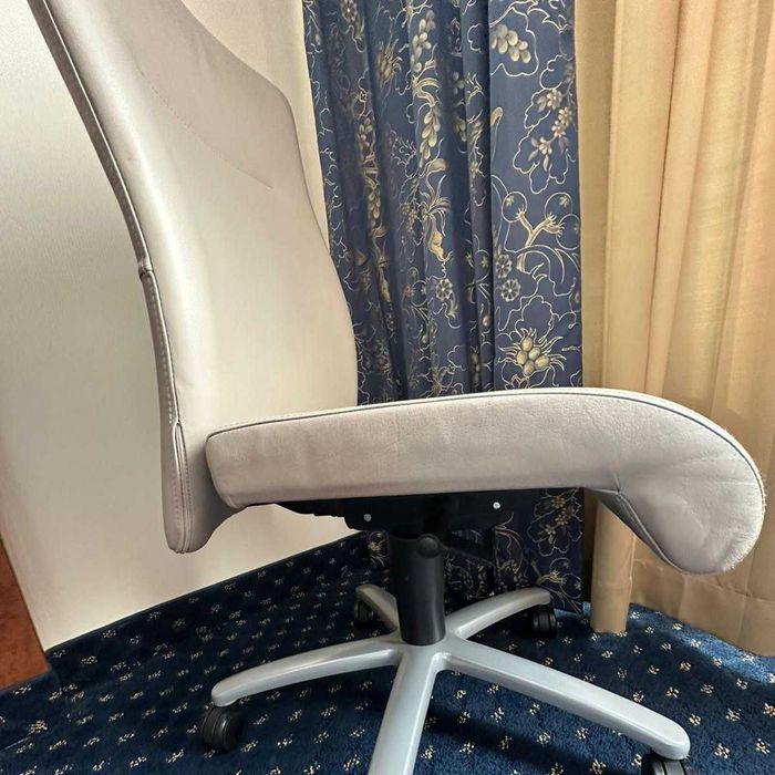 Scaun de conferință din piele, cu roți