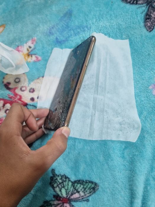 Vand iphone 11 pro piese și iphone xs max mere dar nu încarcă bn