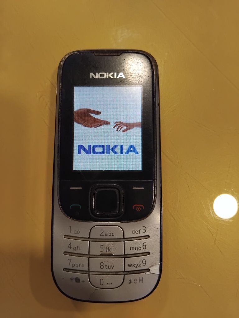 Nokia 2330c-2 и Nokia 100