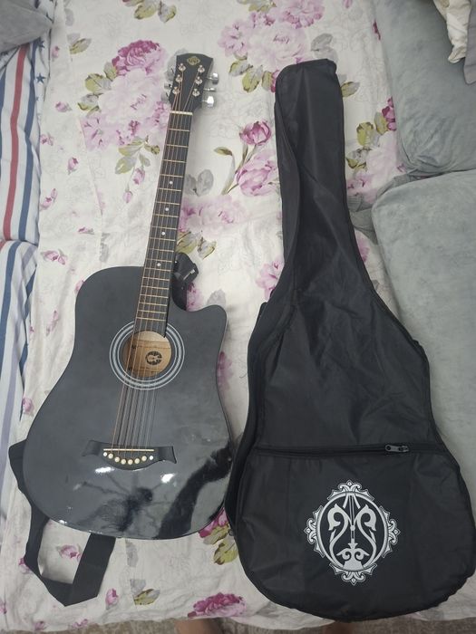 Гитара с чехлом новая