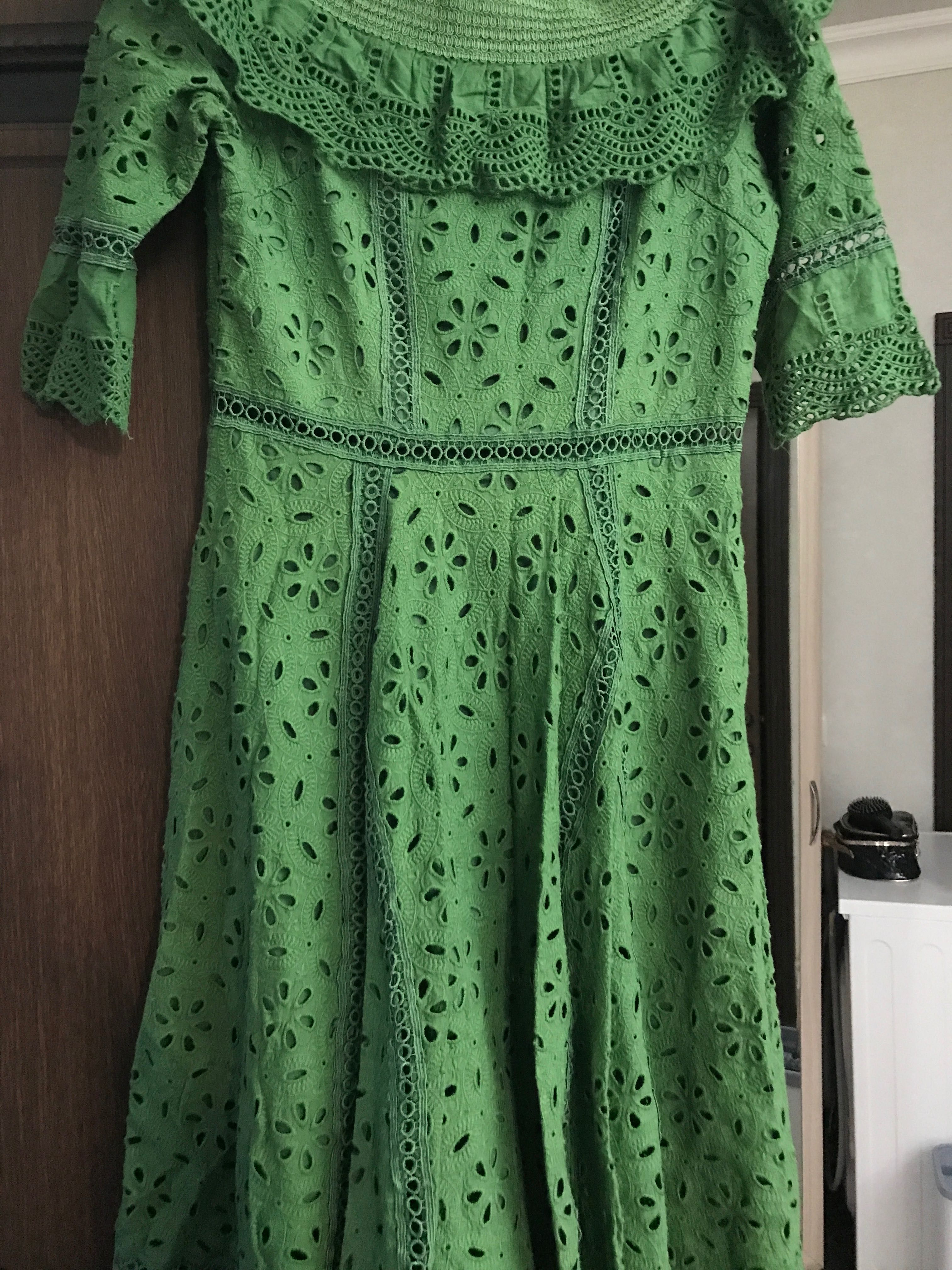 Платья по колено зеленое