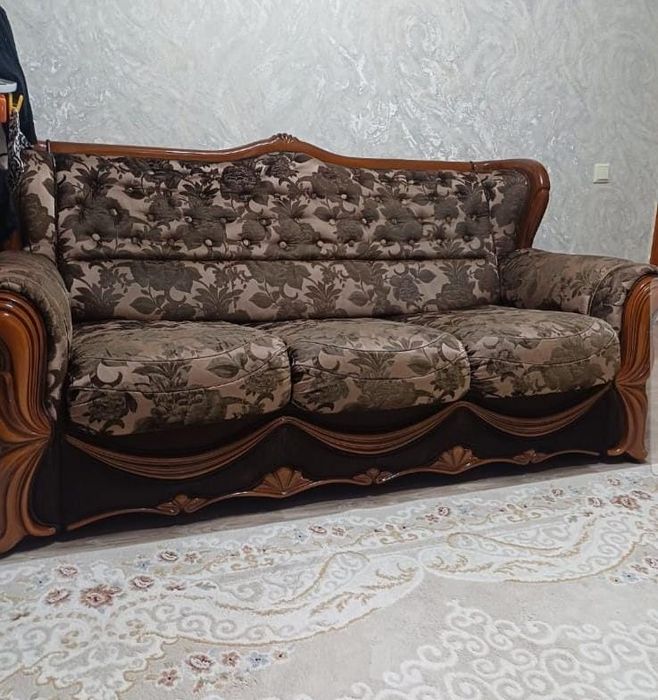 Продам диван ПОТЮТЬКОВ в отличном состоянии