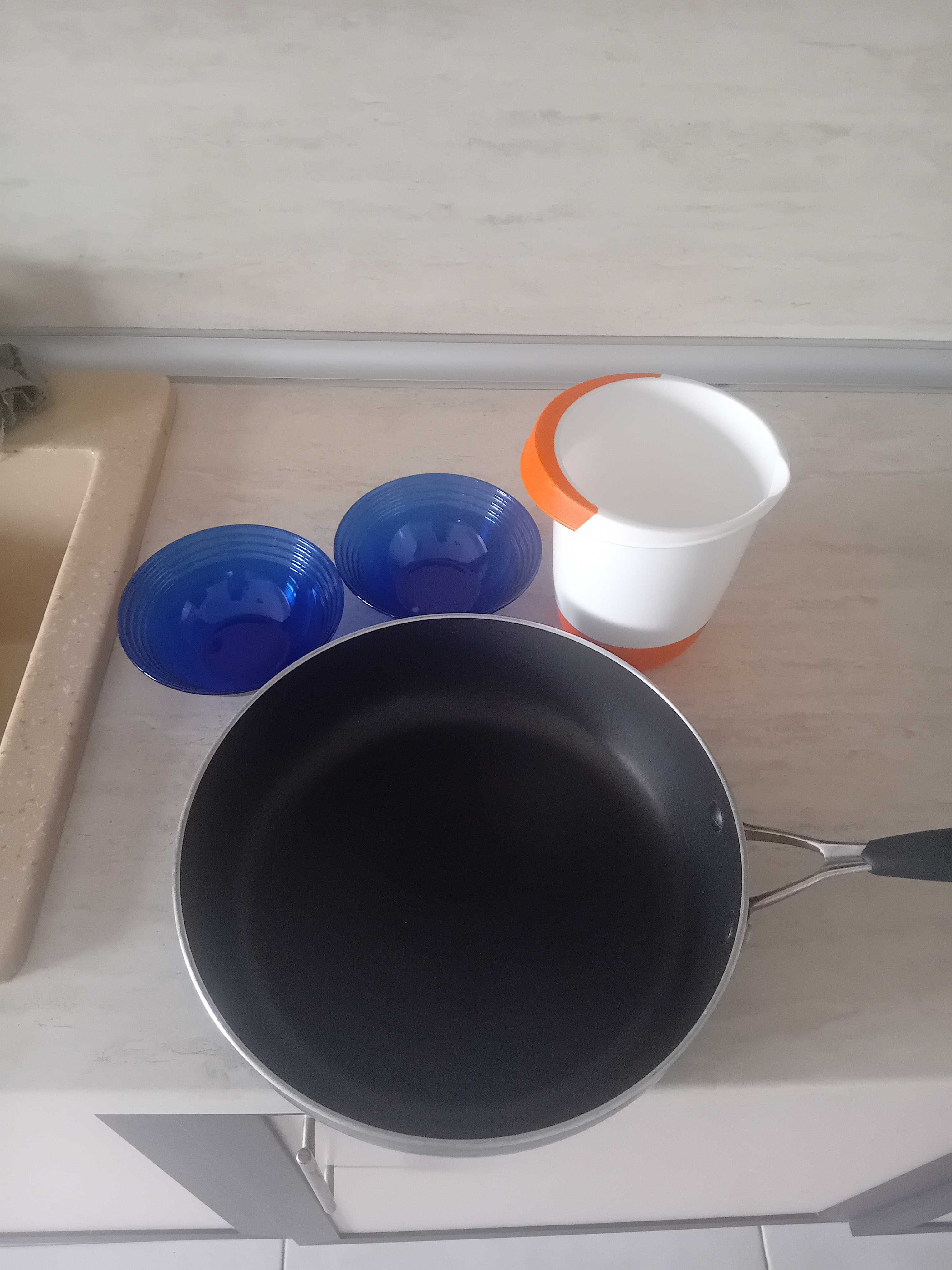 Тиган, 2 стъклени купички,пвц кана