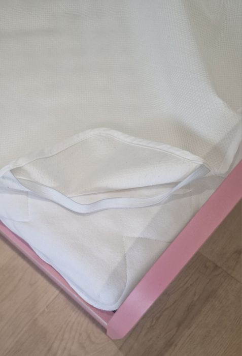 Детско легло, матрак и протектор на Вис Виталис