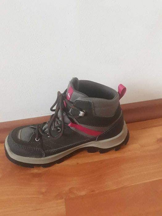 Vand bocanci de iarna mărimea 33