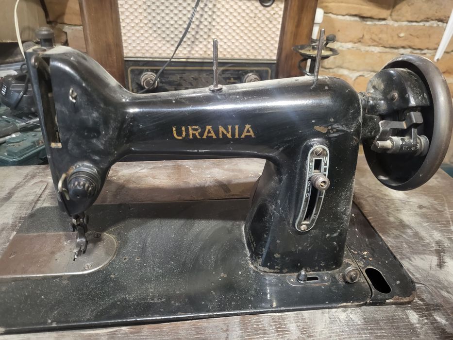 Продавам крачна шевна машина Urania