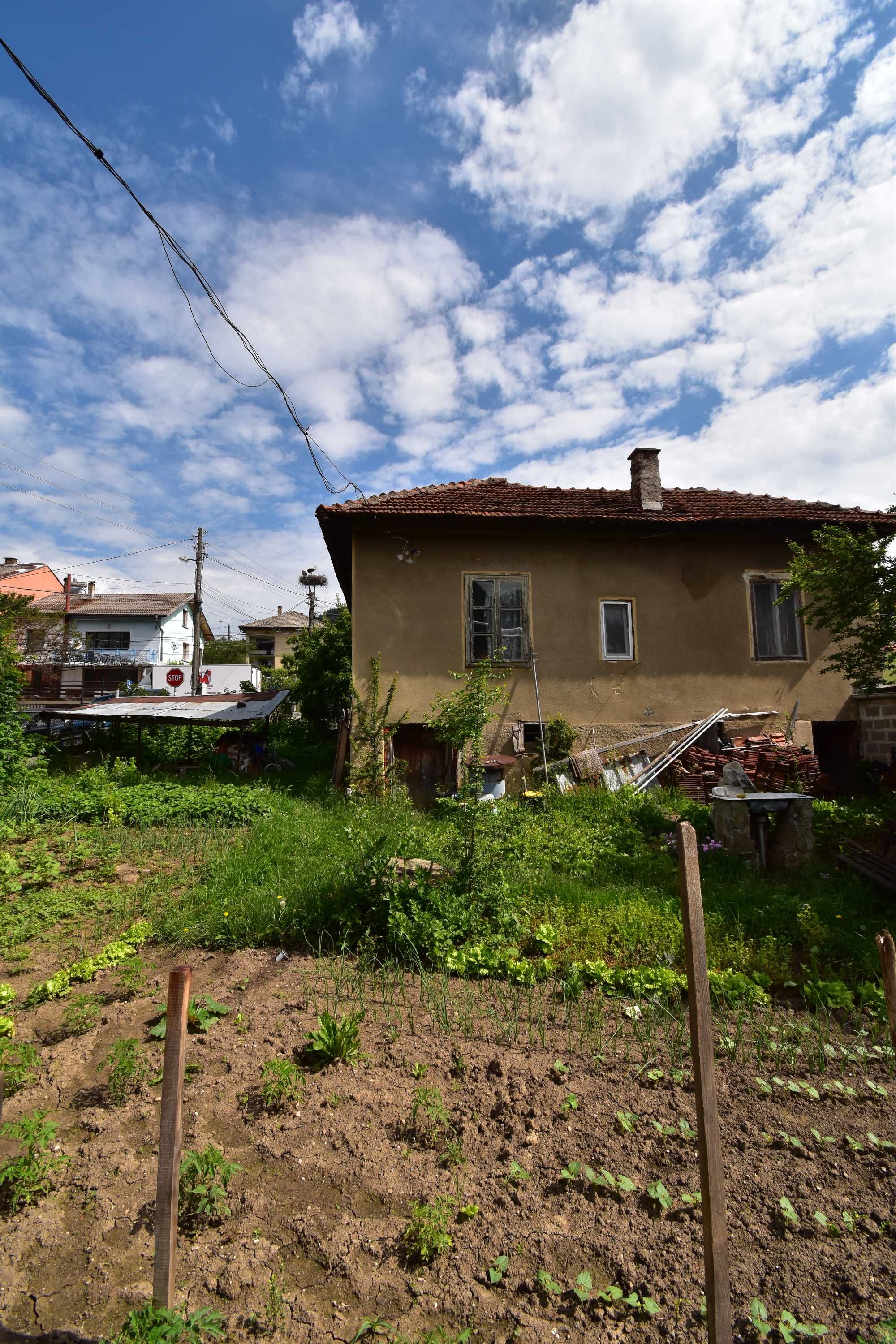 КЪЩА, гр. Етрополе, двор 780кв. с ГАРАЖ и плевня