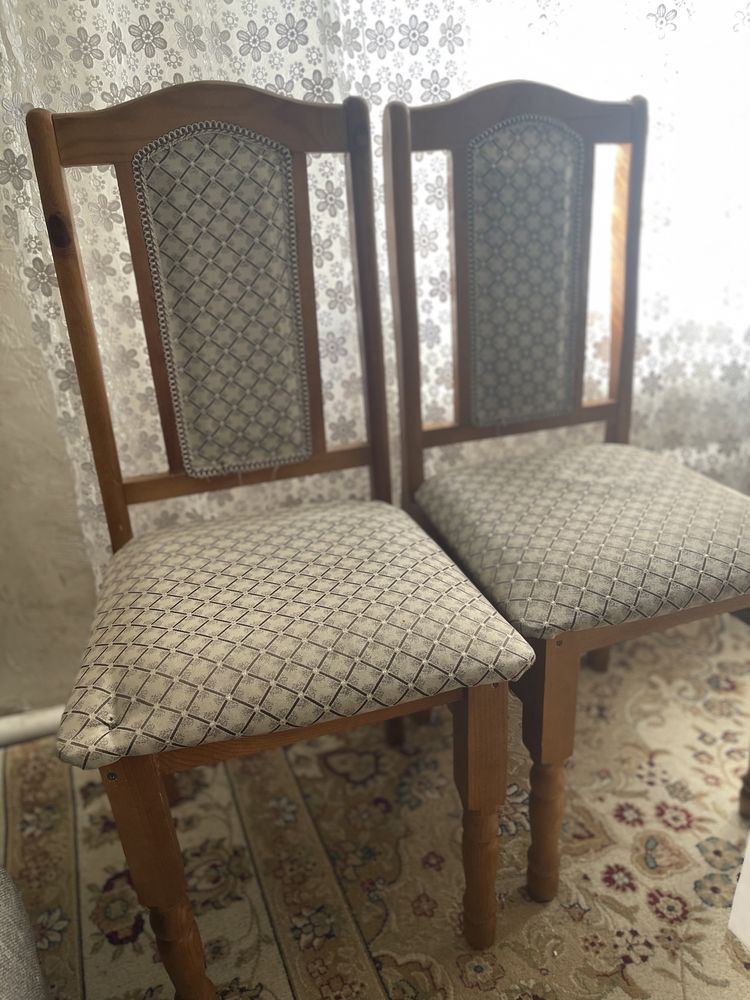 Стол, стулья, стол, стулья