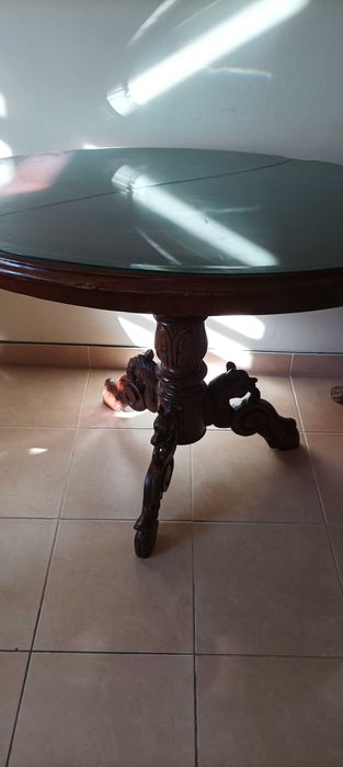 Masa ovală de colectie