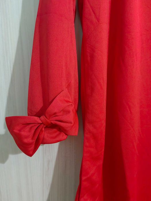 Стилна дамска рокля с панделка на ръкавите