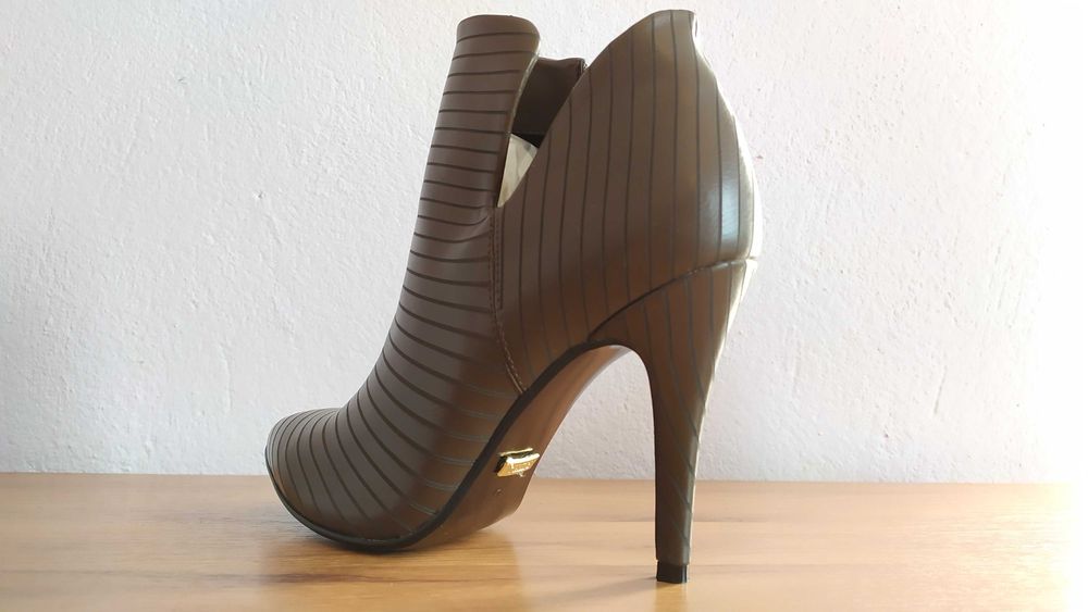 Дамски боти на висок ток, 41-ви номер