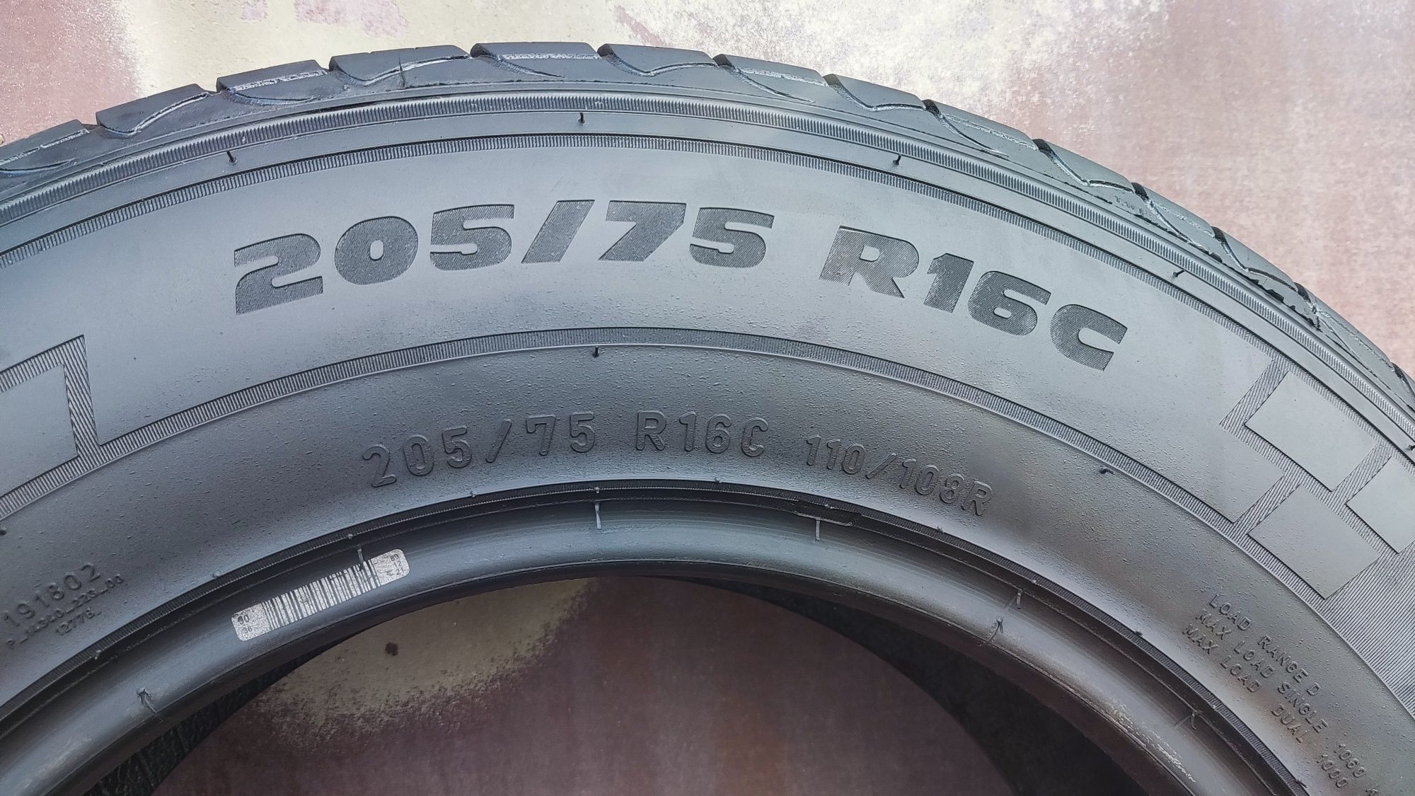 2бр. бусови гуми 205/75/16C, Pirelli 
6.88mm
dot22
Добро състояние на