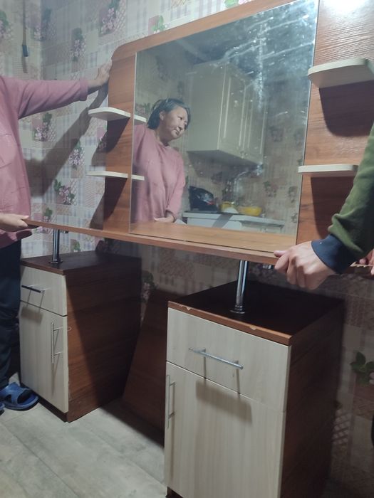 Продам туалетный столик.Район конечная КСК.Большое зеркало и 2 тумбочк