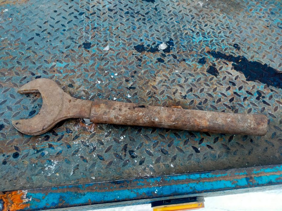 Продам рожковый ключ на 75 и большой разводной ключ