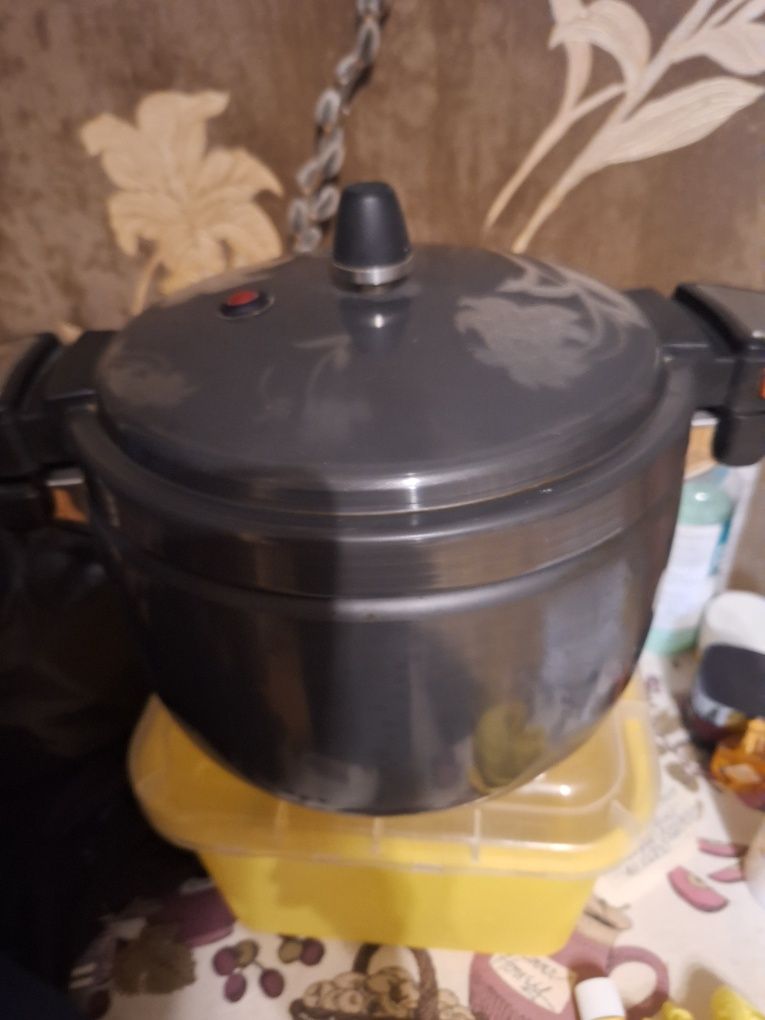Продаю скороварку производство Корея