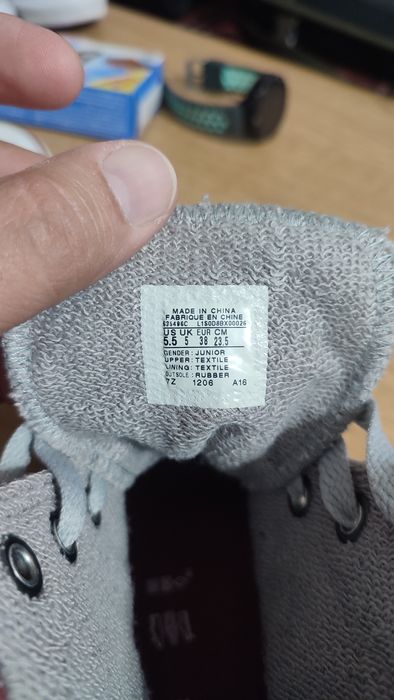 Vând teniși Converse