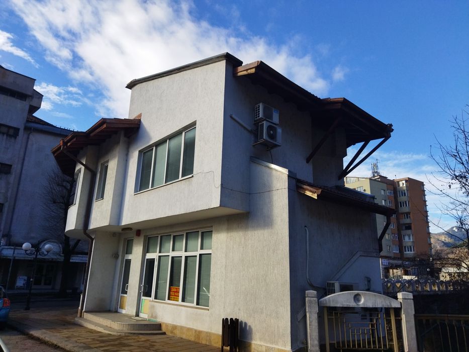 Дава под наем самостоятелна офис сграда