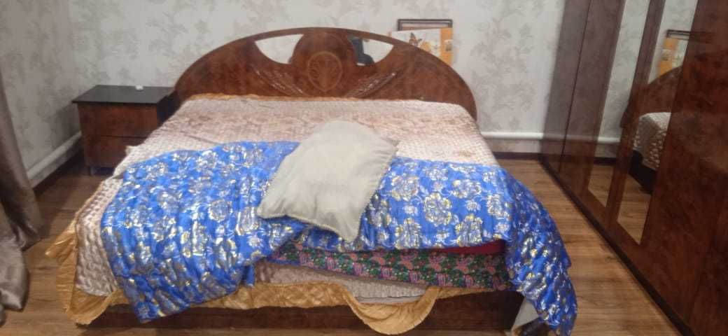 продется итальянская мебель Шкаф гаринитура тумбочка кровать