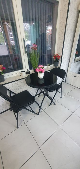 Продавам маса със столове