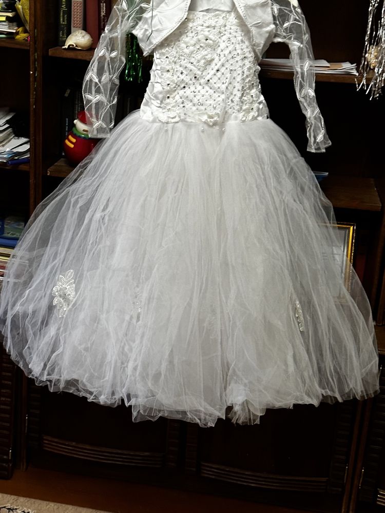 Продается детское белое нарядное платье