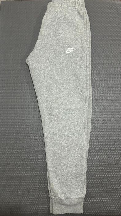 Pantaloni Adidas si Nike