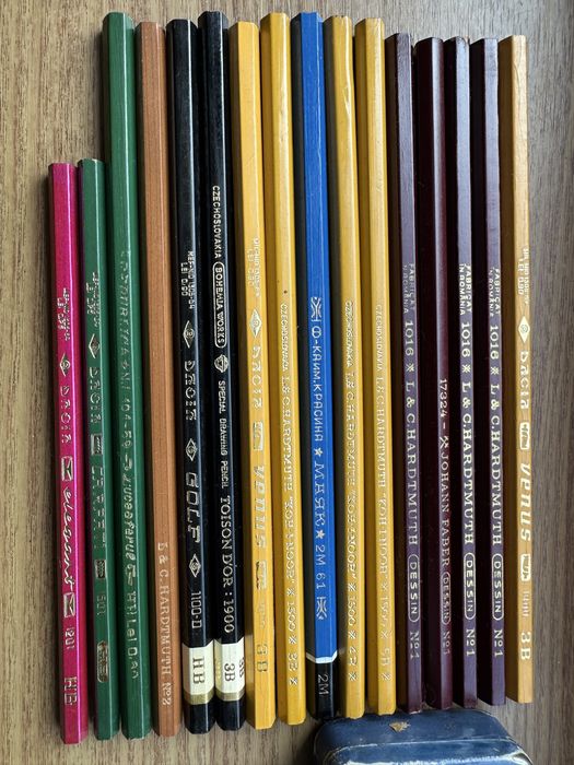 Creioane diverse si cutie Koh I Knoor veche