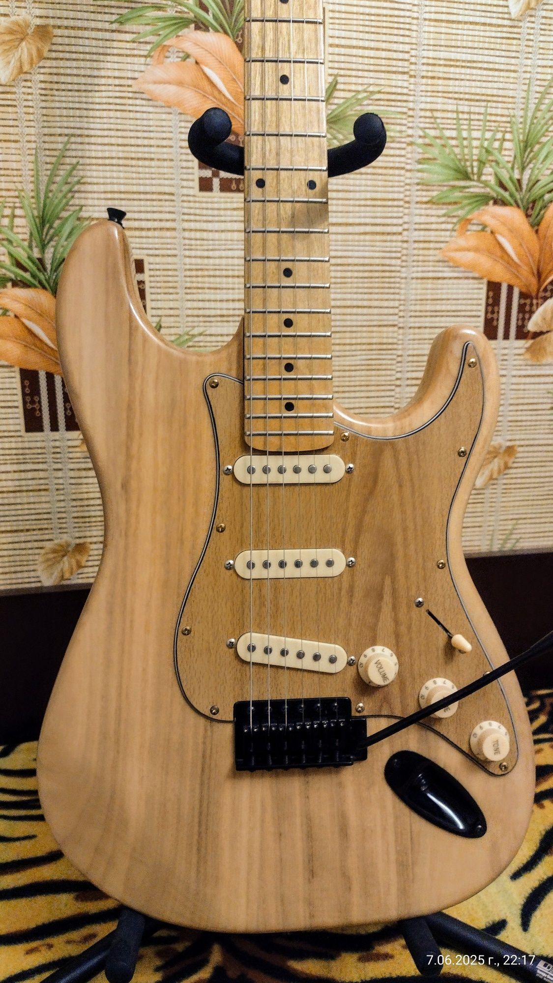 Продавам:Винтидж модифицирана китара "Di Mavery" Germany Stratocaster