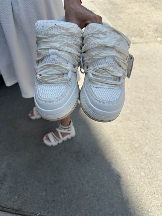 Обувки бяло бежови Бершка