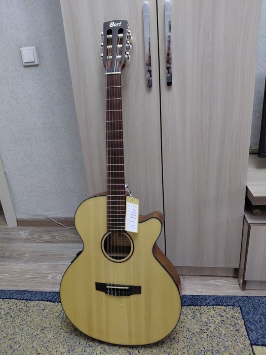 Продам электроакустическую гитару Gort