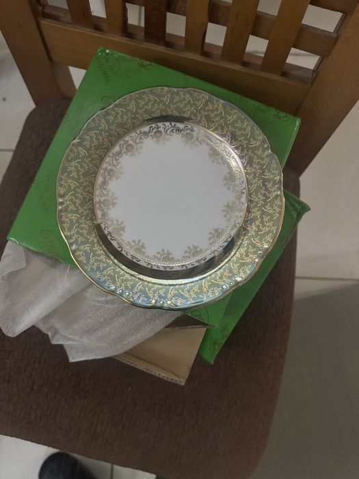 Посуда вазы шторы ковры мебель холодильники стаканы, кровати, конционе