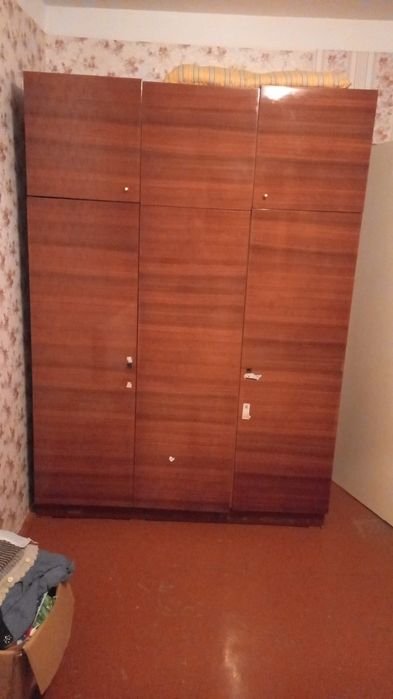 Продам спальный гарнитур лакированный
