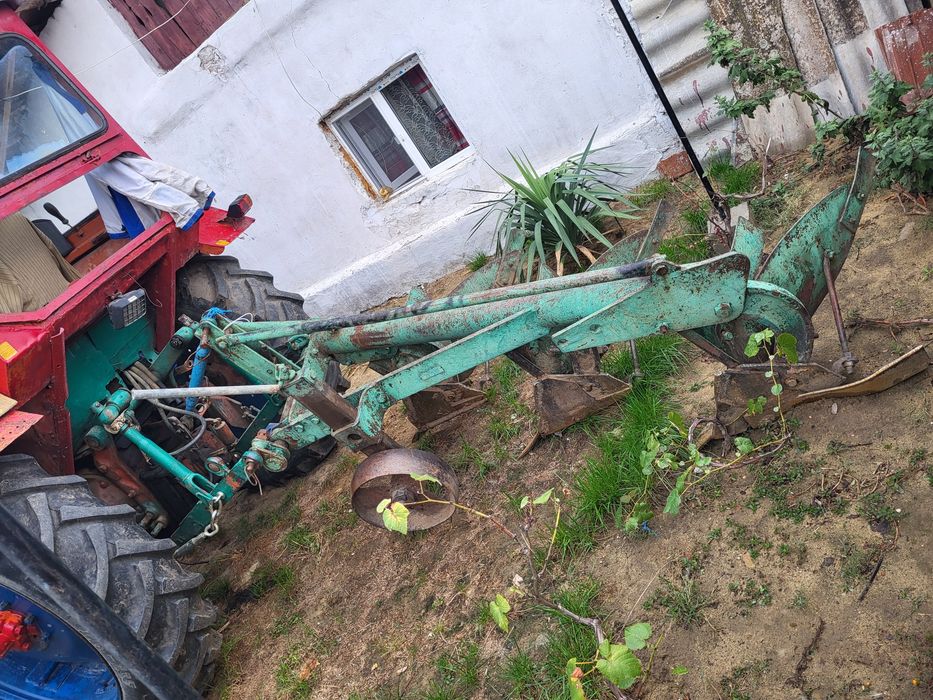 Vând tractor universal U650