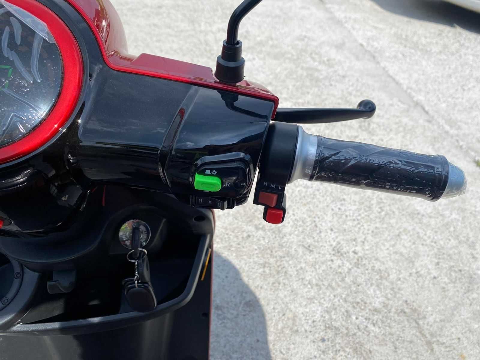 Електрическа триколка 1500 вата 60 волта  Famouse тип скутер