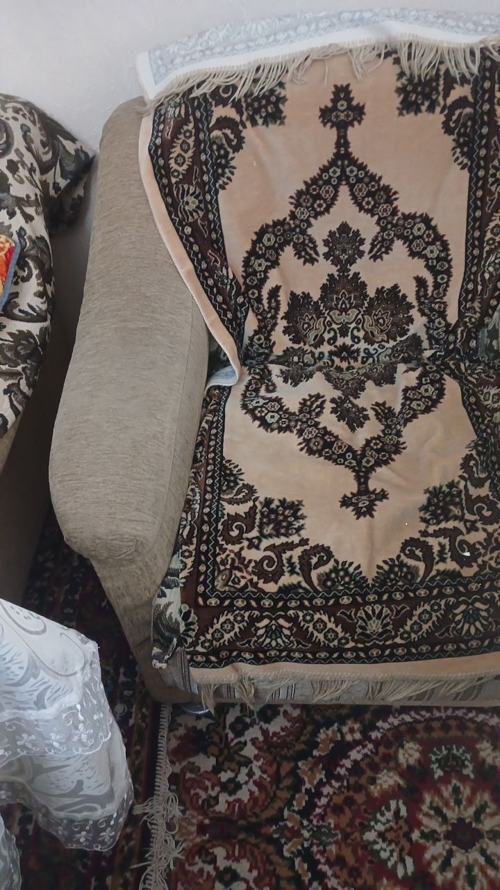 Срочно продам два кресла и один диван.