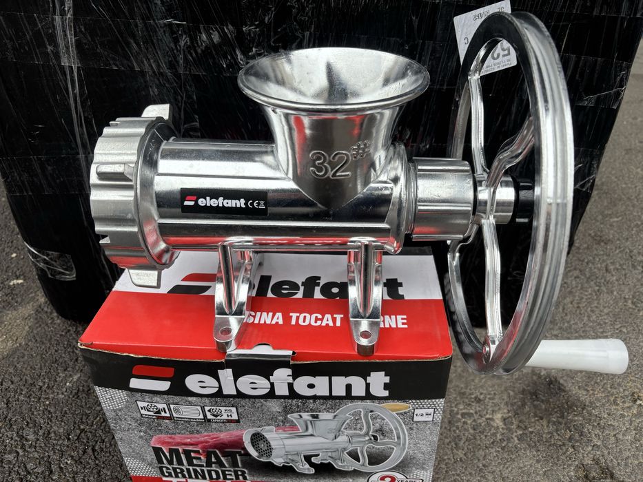 Mașină pentru tocat carne din aluminiu , Nr 32 .