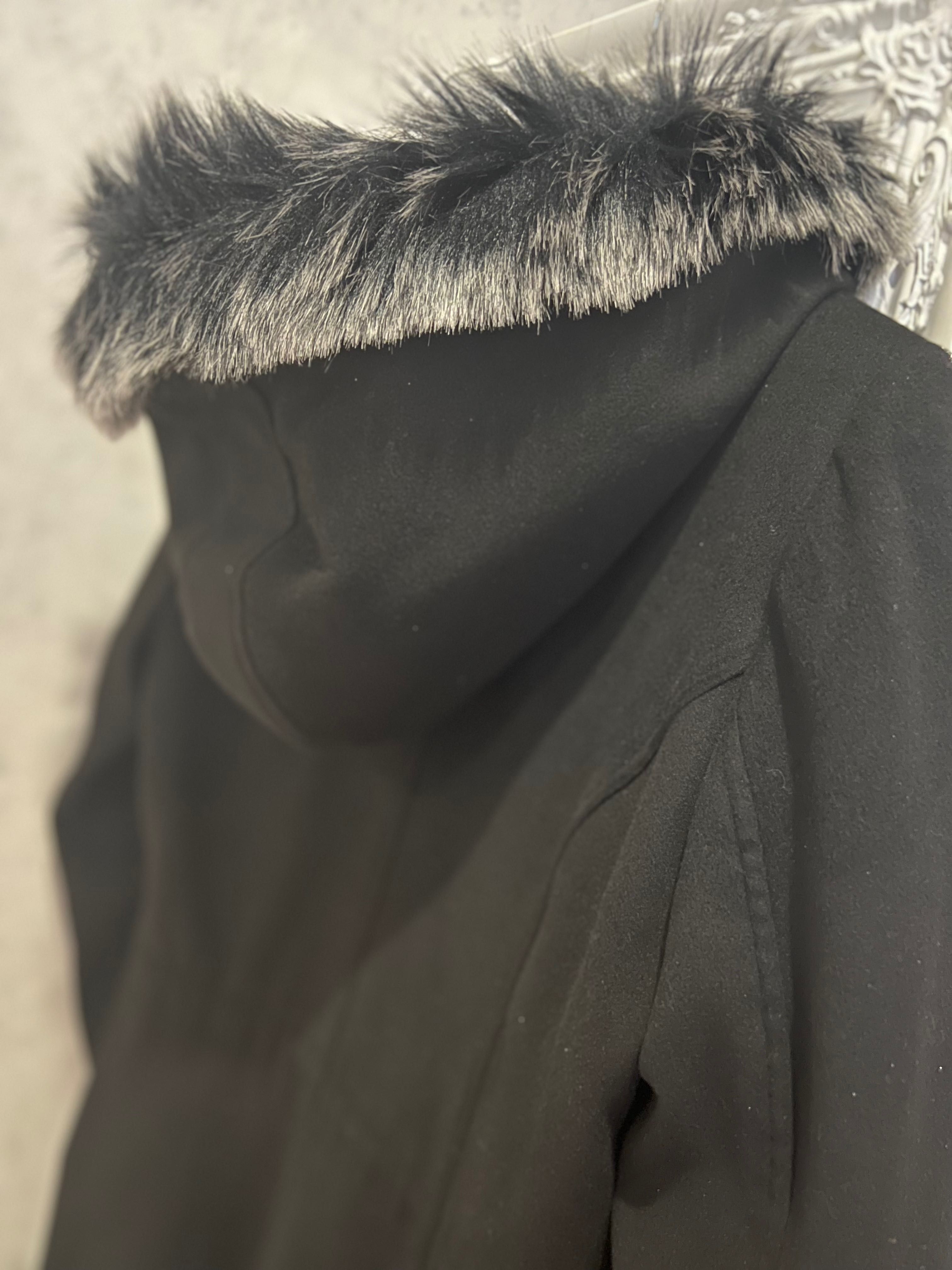 Елегантно черно палто