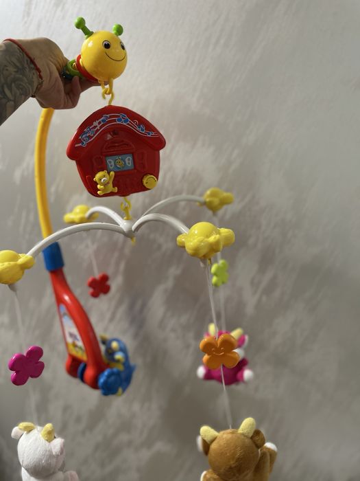 Музикална въртележка за бебешка кошара