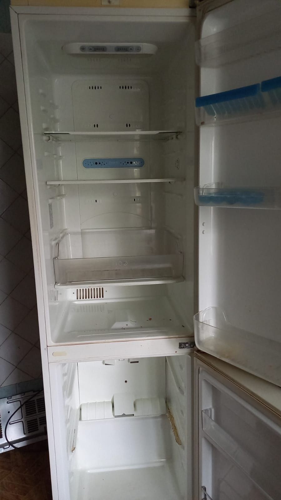 Холодильник LG утечка